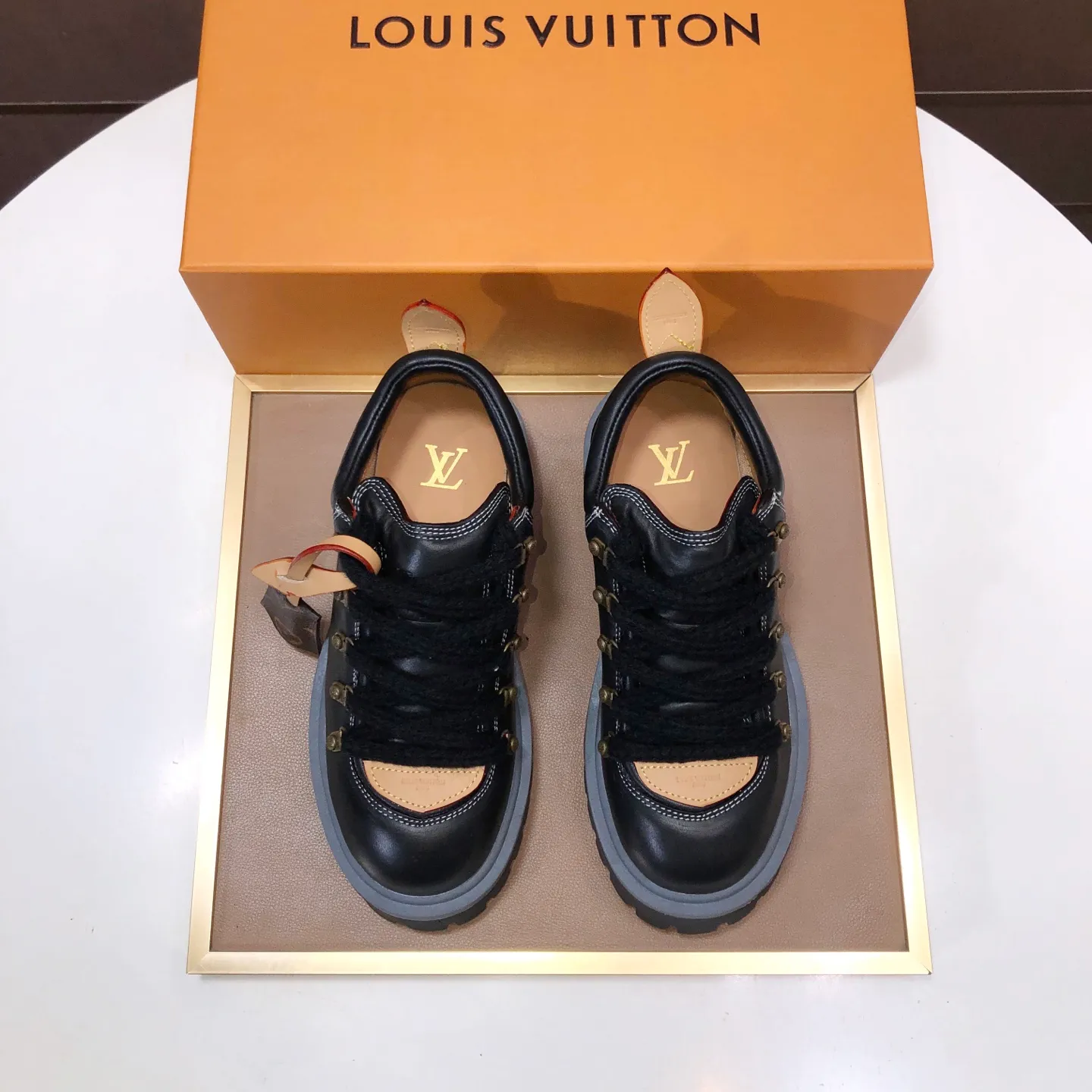 Men's shoes 💰660💰 LV Louis Vuitton 2025 autumn and winter new couple's new style, the original version is developed one to one, retro fashion, handsome and cool mountaineering derby shoes are out of stock 👍 💎 Material: imported first-layer cowhide 💎 Lining: imported lambskin 💎 Outsole: original molded TR non-slip sole 💎 Bottom height: 3.5cm 💎 Shoe size: 35-45 for both men and women